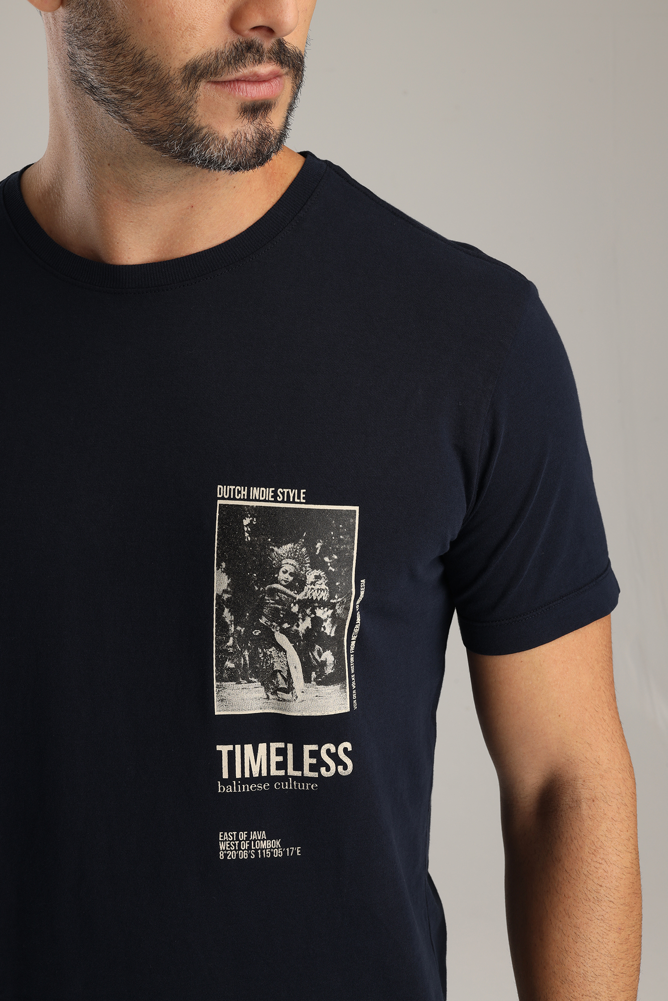 Camiseta azul marinho com estampa fotográfica balinesa