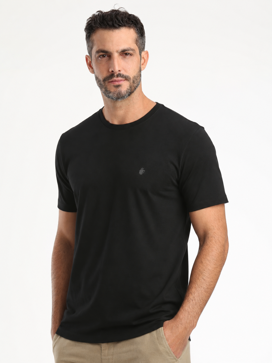 Camiseta preta Vøn der Völke com leão bordado no peito
