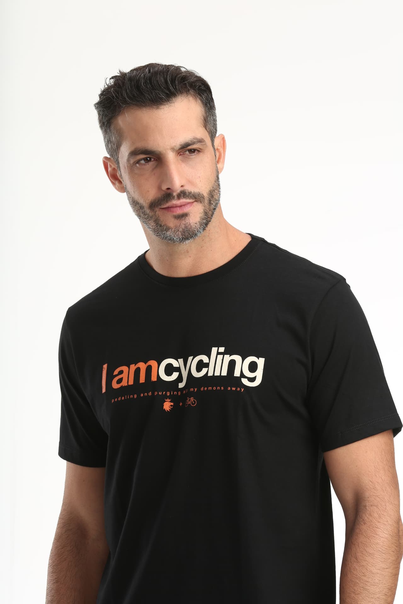 Camiseta preta com lettering I am cycling em laranja