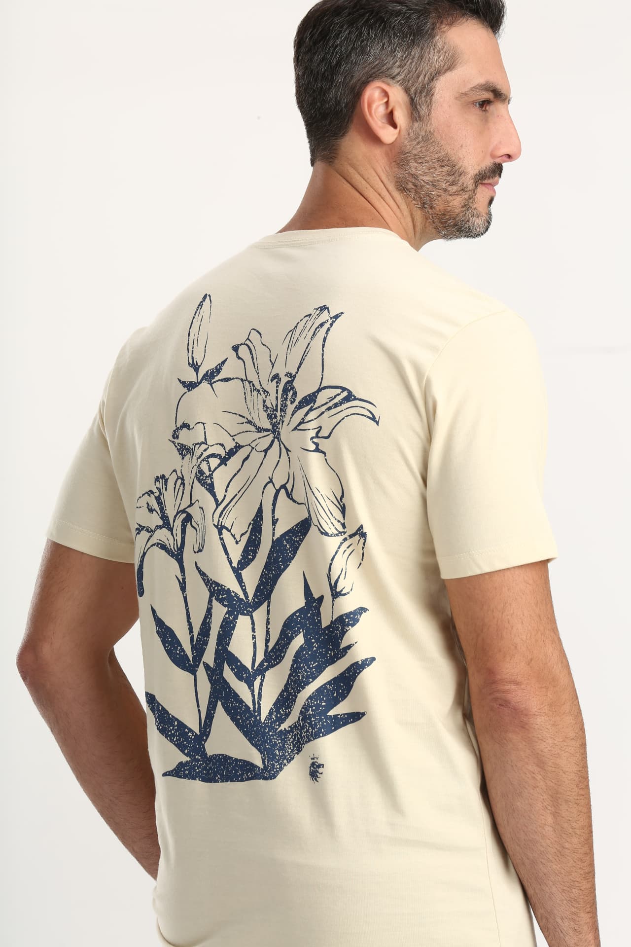 Camiseta areia com estampa botânica azul nas costas