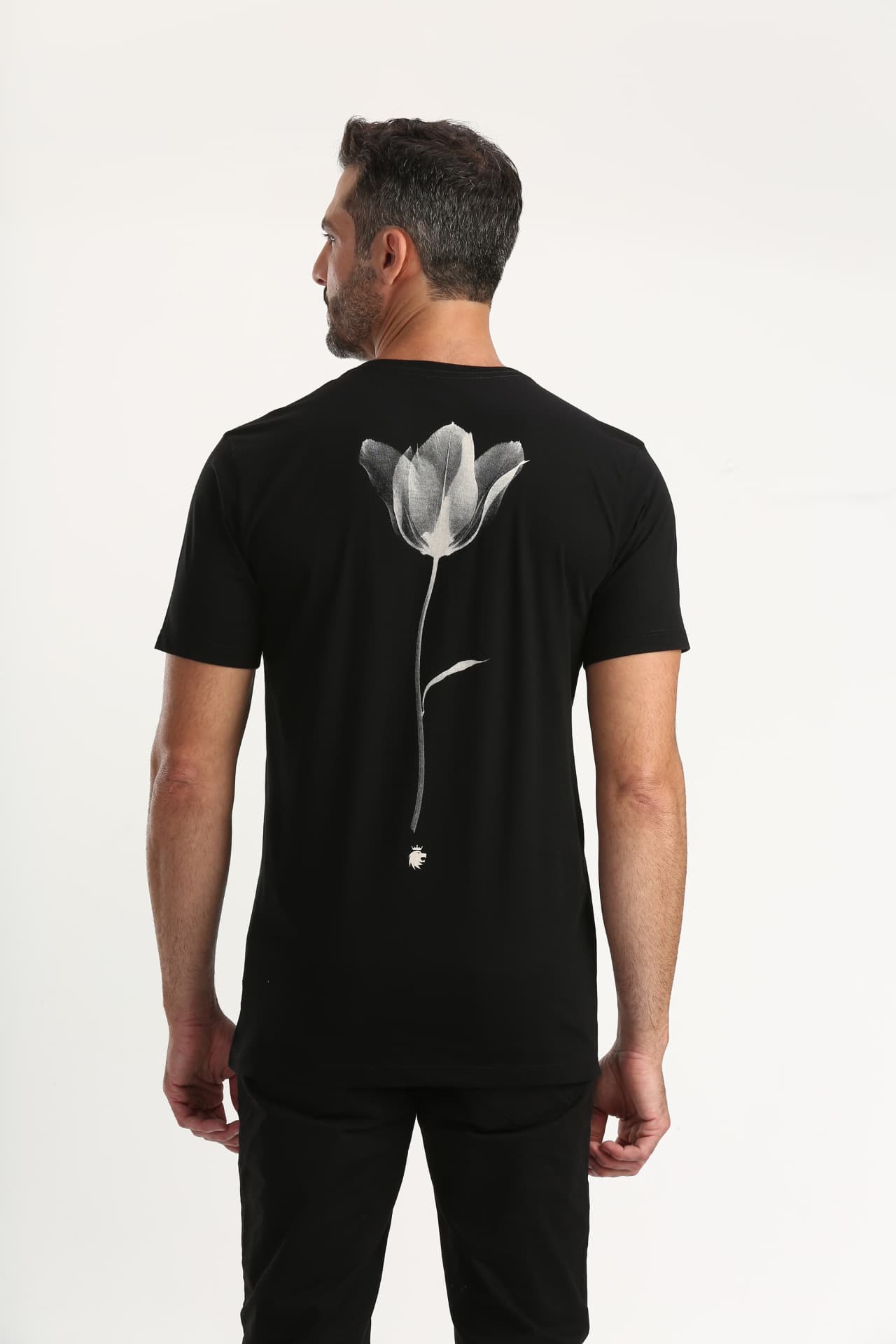 Camiseta preta com estampa de tulipa nas costas
