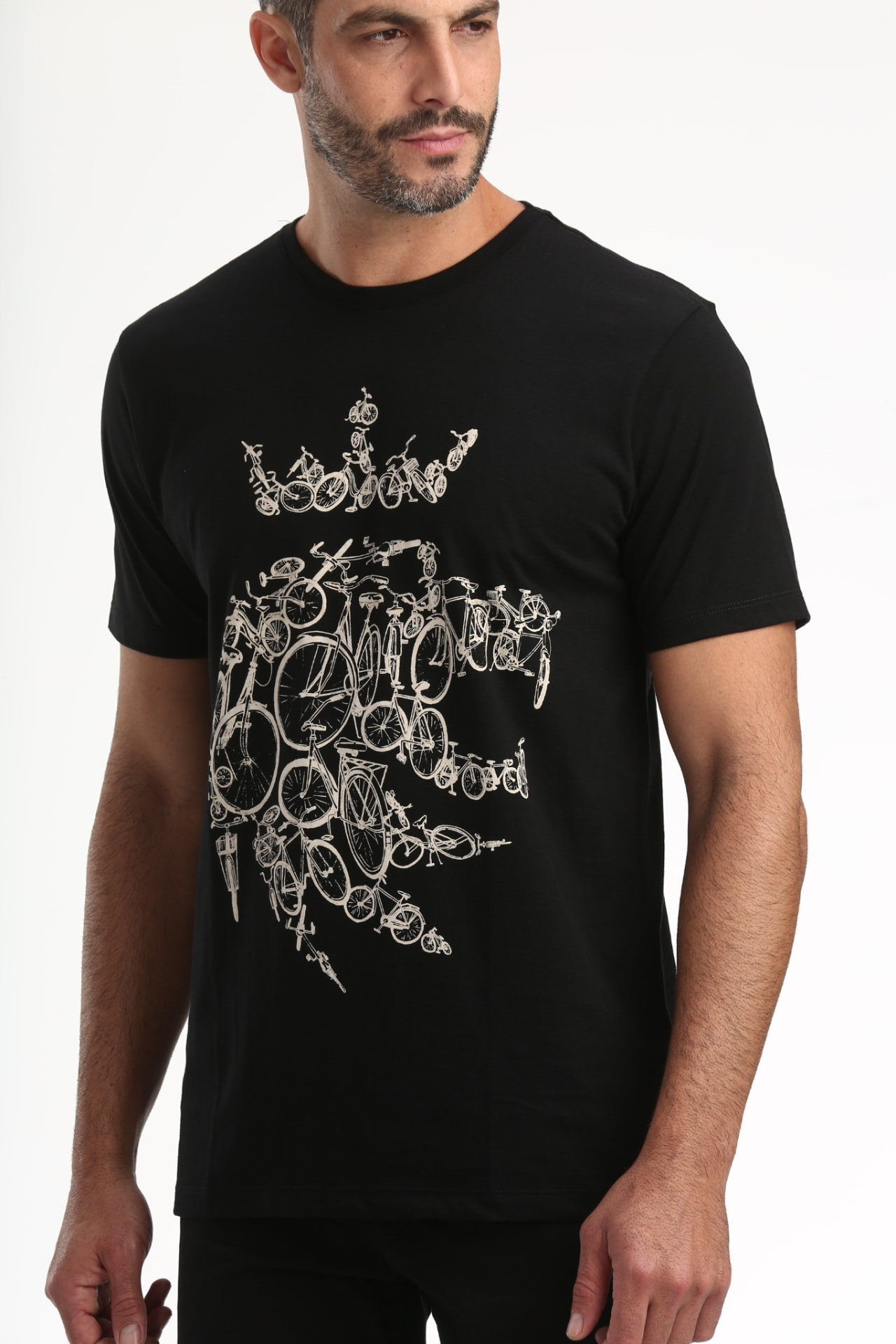 Camiseta preta com leão formado por bicicletas