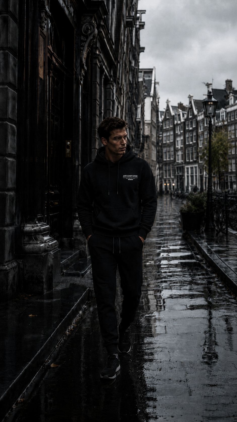 Modelo Vøn der Völke nas ruas de Amsterdam